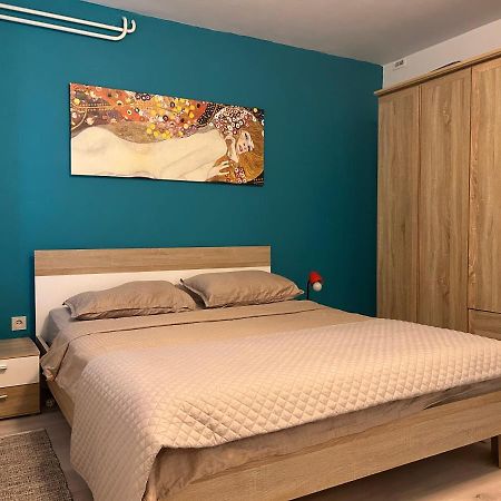 Peaceful Apartment With Patio Ровинь Экстерьер фото