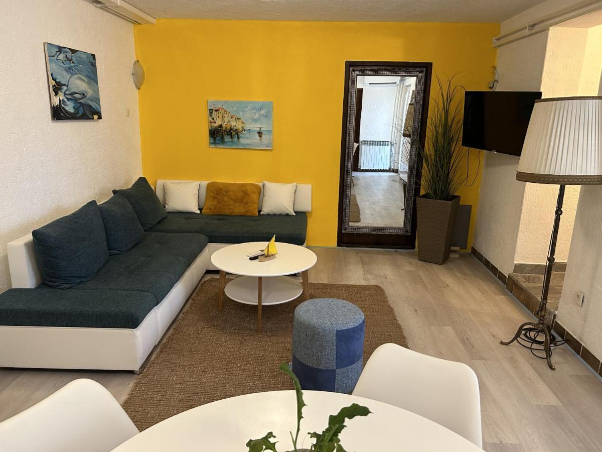 Peaceful Apartment With Patio Ровинь Экстерьер фото
