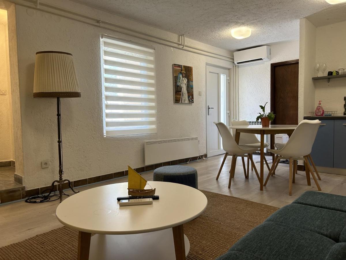 Peaceful Apartment With Patio Ровинь Экстерьер фото