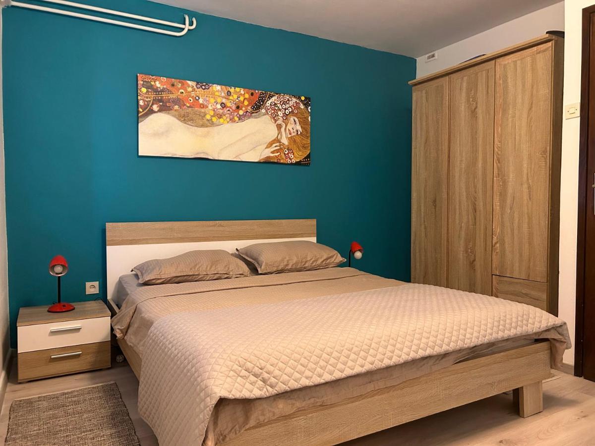Peaceful Apartment With Patio Ровинь Экстерьер фото
