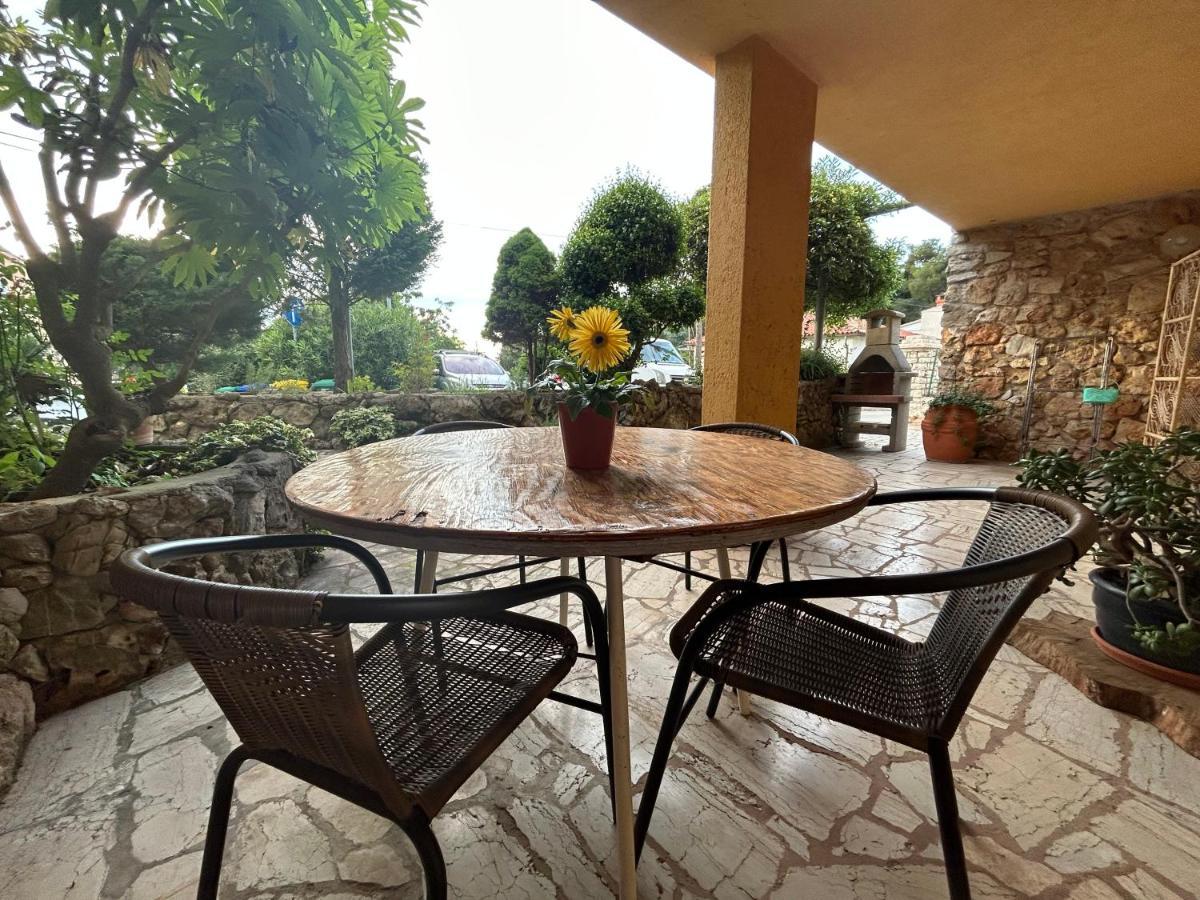 Peaceful Apartment With Patio Ровинь Экстерьер фото