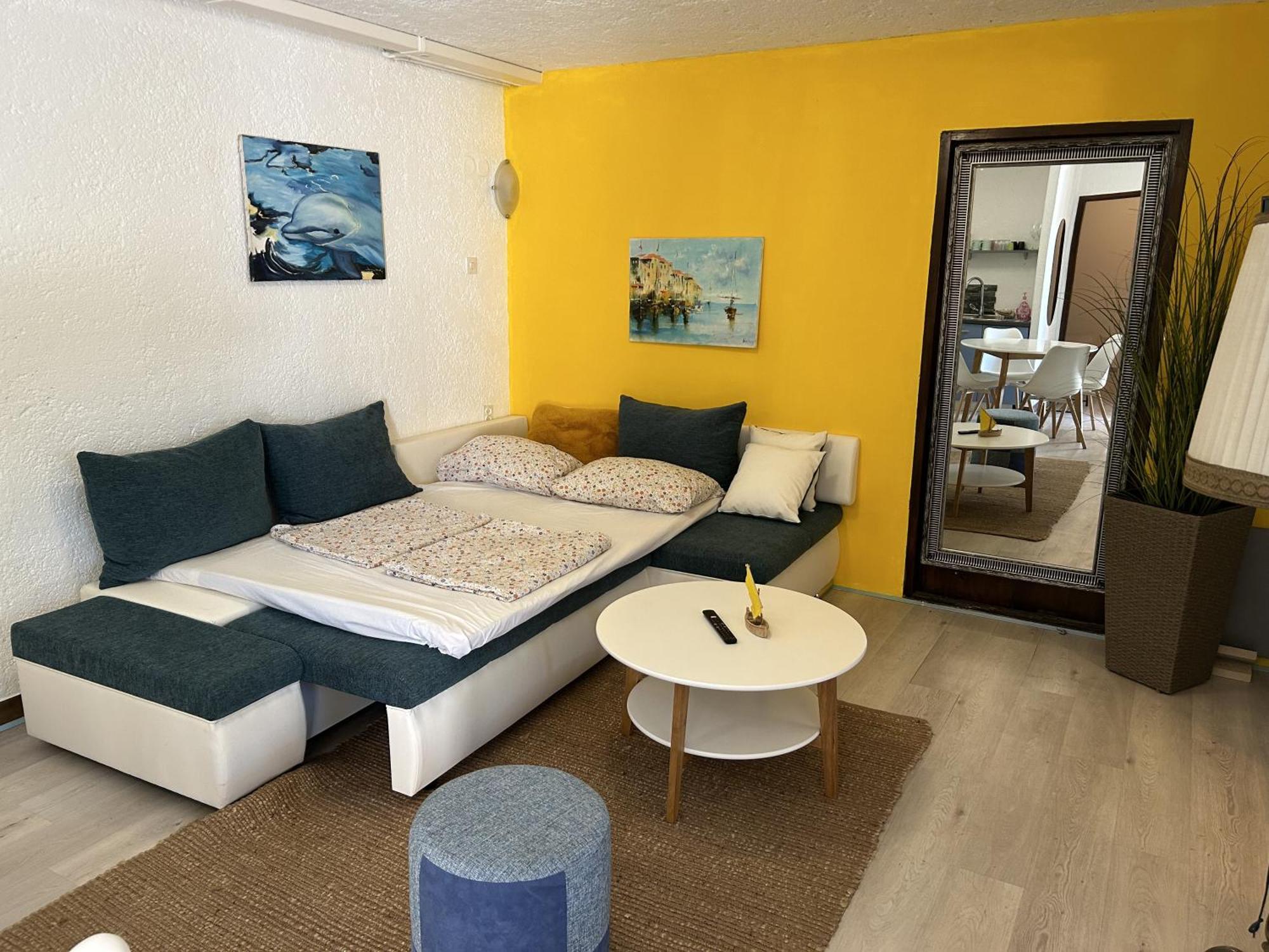 Peaceful Apartment With Patio Ровинь Экстерьер фото